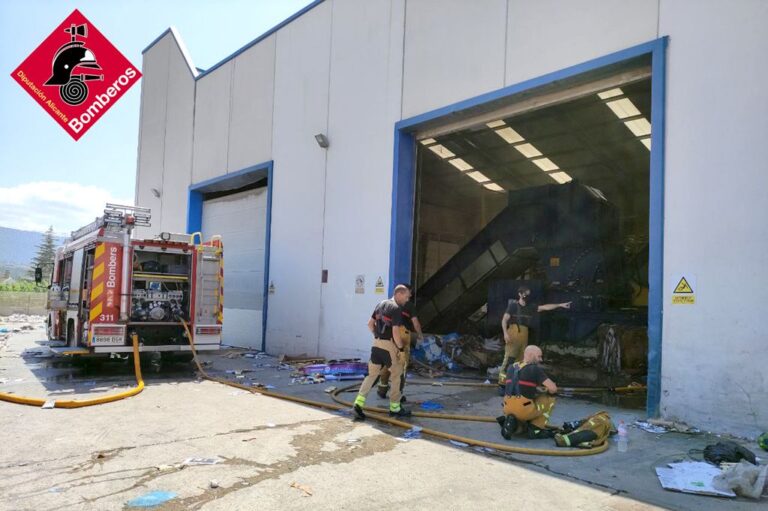 Incendi En Una Nau Industrial Al Pol Gon La Lleona Tv A