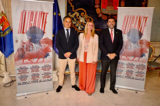 Presentación de la Feria Taurina 2024. De izquierda a derecha: Nacho Lloret, Mari Carmen de España y Luís Barcala