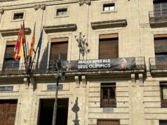 Pancarta que llueix a la façana de l'Ajuntament d'Alcoi
