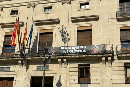 Pancarta que llueix a la façana de l'Ajuntament d'Alcoi