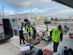 Voluntaris descarregant camió amb ajuda humanitària a Picassent