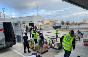 Voluntaris descarregant camió amb ajuda humanitària a Picassent