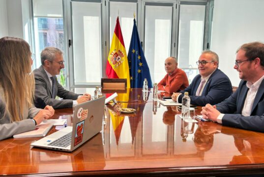 Imatge de la reunió entre l'Alcalde i Regidor d'hisenda d'Ibi i responsables del govern nacional